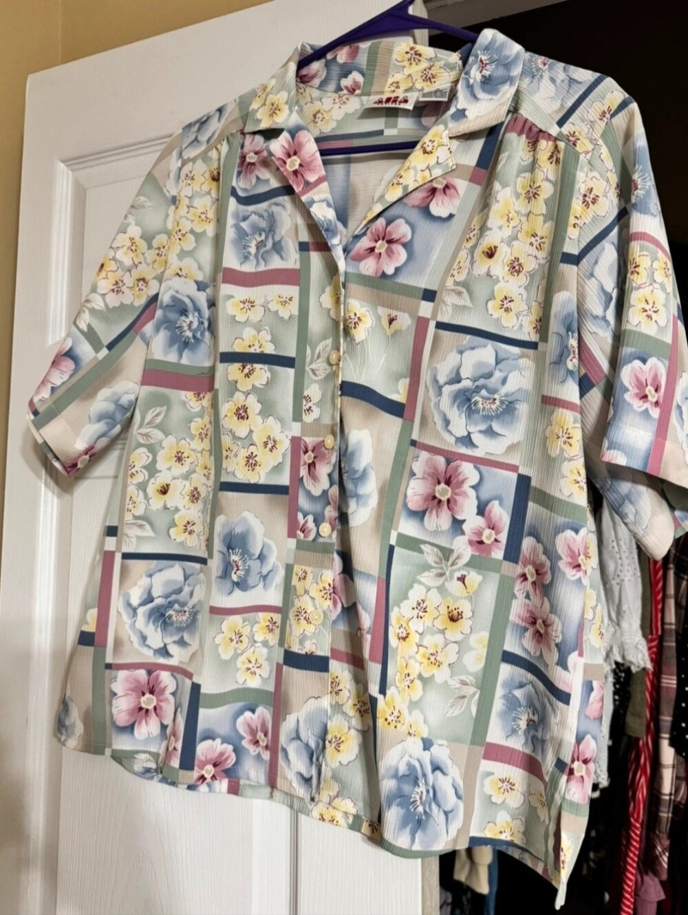 Alia Petites Vintage Floral Button-Up Blouse
12